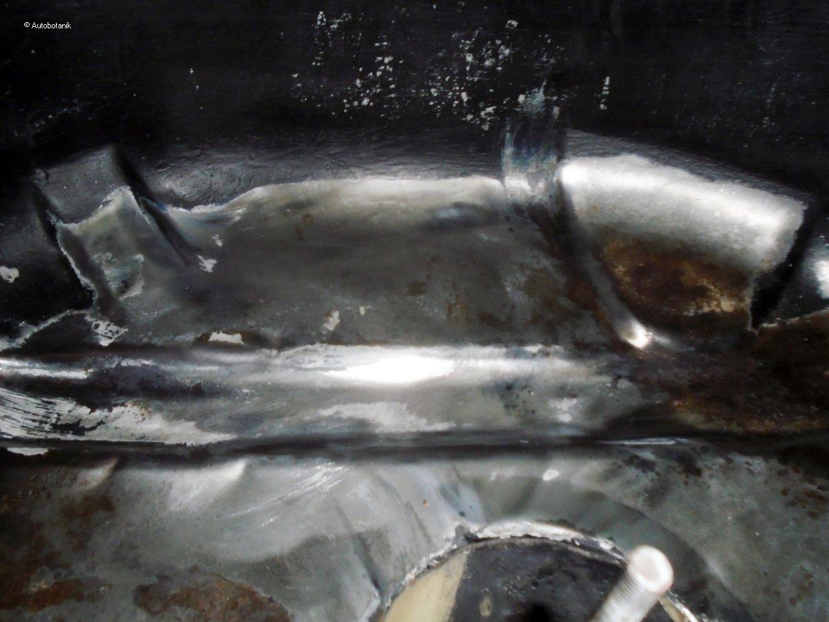 Свежий весенний цвет на старый кабриолет Свежий весенний цвет на старый кабриолет авто и мото