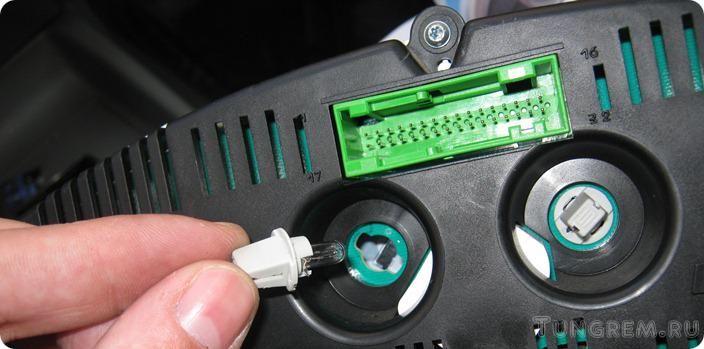 Замена лампочек приборной панели Lada Kalina