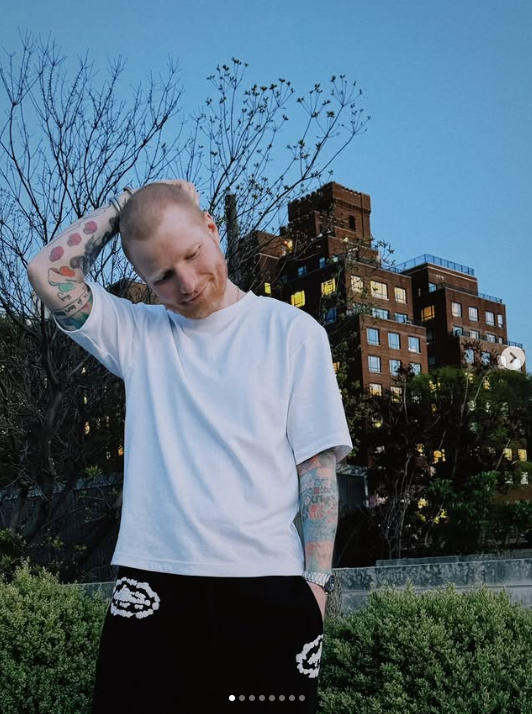 Эд Ширан (Ed Sheeran) побрил голову ради «нового начала» и рассказал, что борется с опоясывающим лишаем. Ширан, поделился, также, певец, Instagram, жизни, лишаем, опоясывающим, своем, написал, снова, новых, много, посте, время, новой, подробностями, дела», волдыриПо, крайней