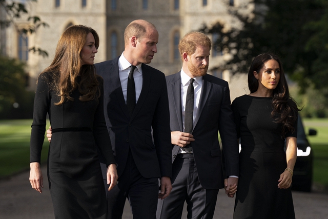 Принц Уильям, Кейт Миддлтон, принц Гарри и Меган Маркл вместе почтили память Елизаветы II