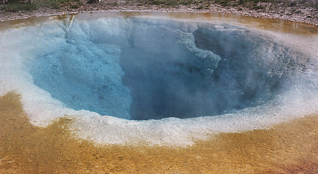 Озеро Утренней Славы (Morning Glory Pool) в национальном парке Йеллоустоуна (Yellowstone National Park). Фото с сайта NewPix.ru