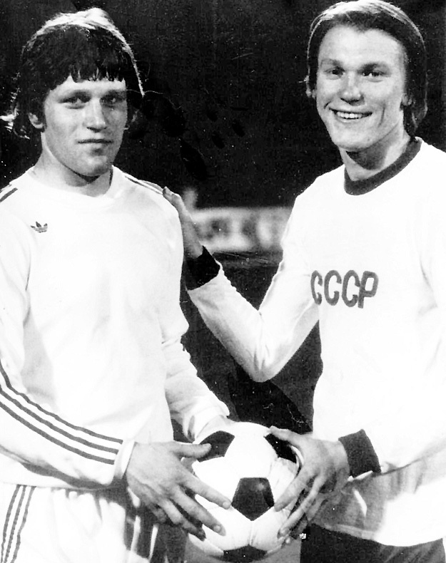 Александр МИНАЕВ (слева) был партнёром Олега БЛОХИНА в сборной СССР. А мог бы играть с ним и за киевское «Динамо»
