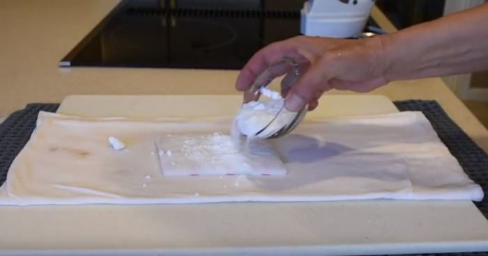 Как почистить утюг при помощи подручных средств