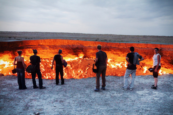 «Врата Ада» - горящий кратер посреди пустыни в Туркменистане.