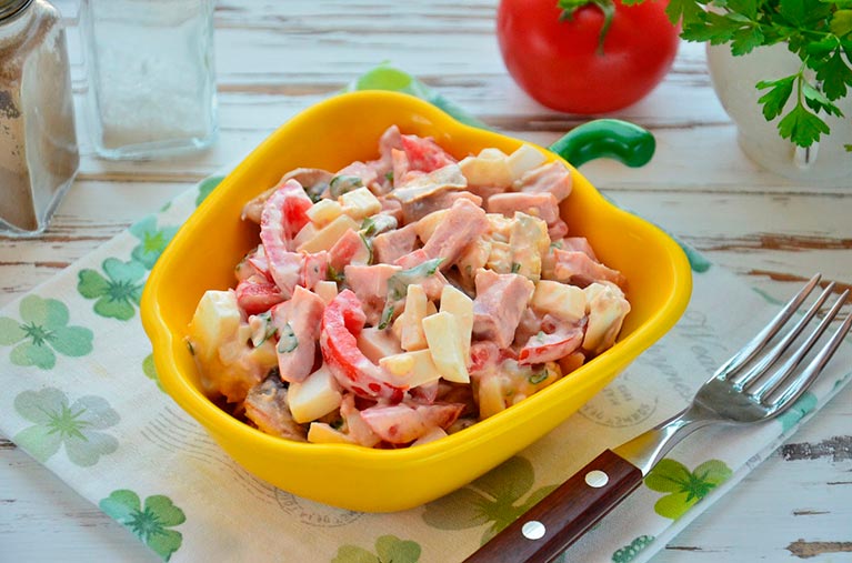 Интересный и сытный салат с жареными шампиньонами и ветчиной