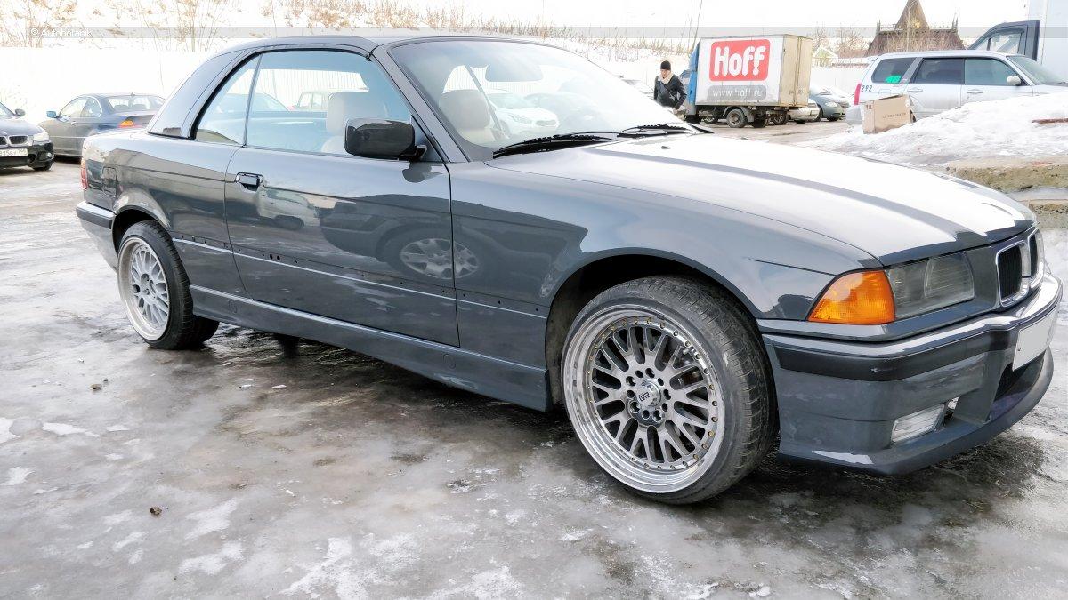 Свежий весенний цвет на старый кабриолет Свежий весенний цвет на старый кабриолет авто и мото