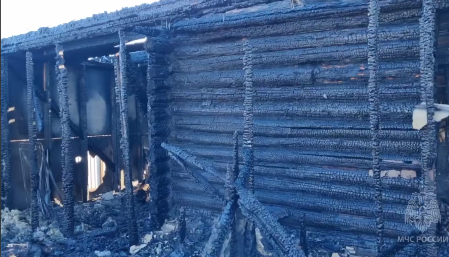 Два человека заживо сгорели 24 апреля на пожаре частного дома в Родниках