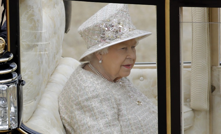 Стало известно, кто будет сопровождать королеву Елизавету II на параде Trooping the Colour Монархи,Британские монархи