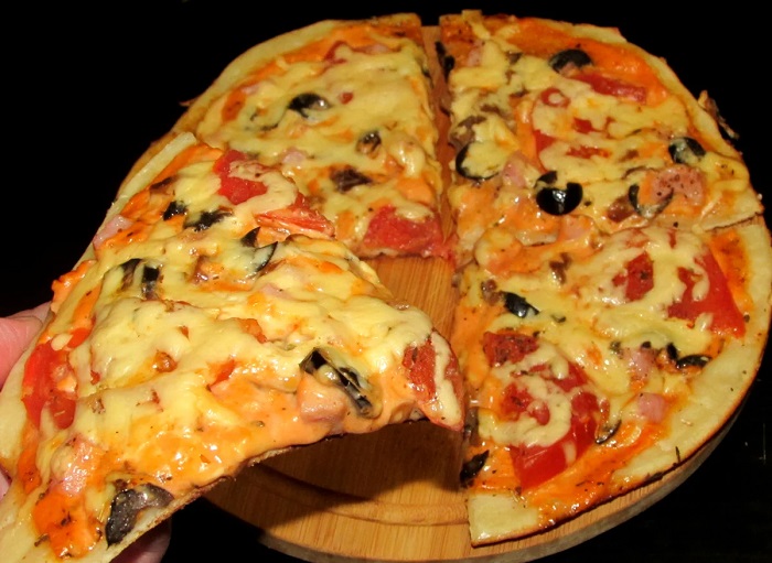 Кусок пиццы не должен прогибаться под весом начинки. / Фото: ladyspecial.ru