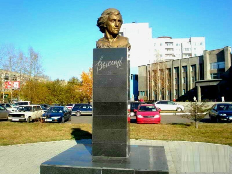 Памятник Владимиру Высоцкому в Барнауле бюсты, высоцкий, памятники