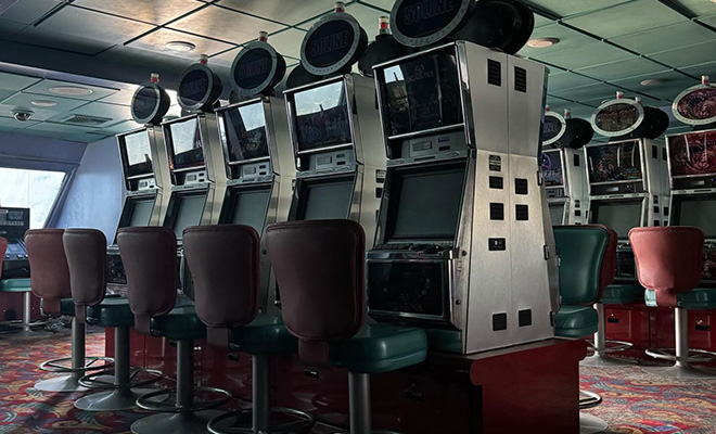 Осмотр брошенного корабля-призрака. Люди ушли так быстро, что оставили все вещи Осмотр брошенного корабля-призрака. Люди ушли так быстро, что оставили все вещи причала, после, Стивенс, борту, лайнер, корабль, заражения, октябре, отчете, впервые, упомянули, источником, частные, стали, обрыва, джакузи, каютах, обслуживают, общие, бассейны