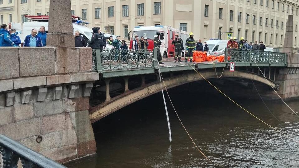 Автобус рухнул в реку после ДТП в Петербурге