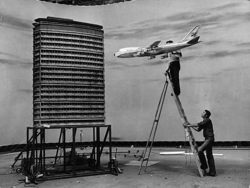 В павильоне спецэффектов и комбинированных съемок идет подготовка эпизода авиакатастрофы в фильме Прикосновение медузы, 1978 г.. голливуд, за кадром, кино, фото