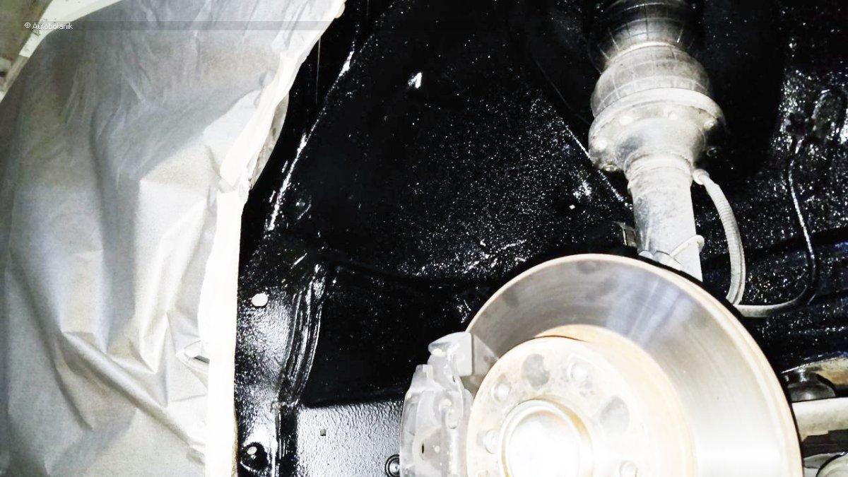 Свежий весенний цвет на старый кабриолет Свежий весенний цвет на старый кабриолет авто и мото