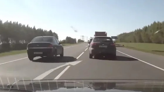 В ГАИ разъяснили, как совершать обгон, если машина впереди уже обгоняет