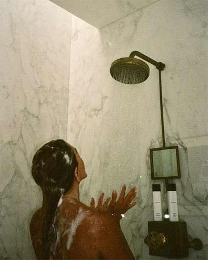 Дэвид Швиммер затроллил Дженнифер Энистон собственным фото в душе. Поклонники вспоминают сериал 