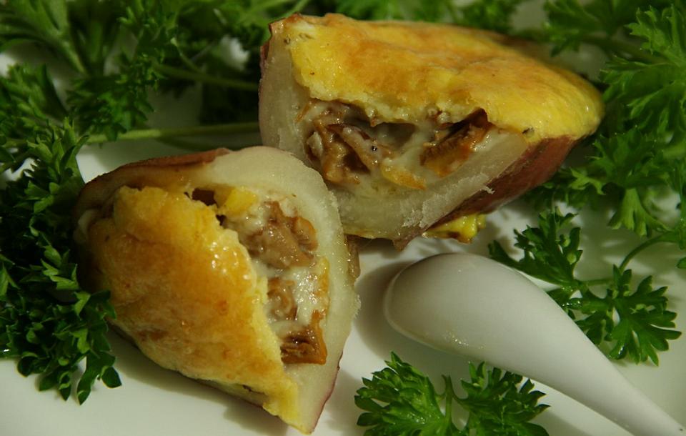 Жюльен с курицей и грибами, приготовленный в свежем картофеле блюда из курицы,блюда с грибами,овощные блюда