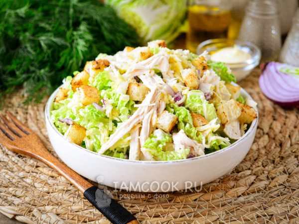 Салат с пекинской капустой, курицей и сухариками, рецепт с фото