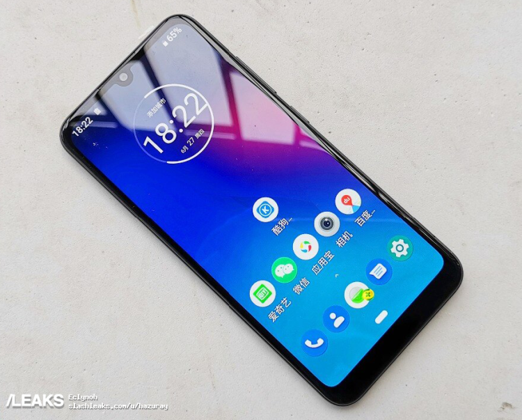 «Живые» фото демонстрируют каплевидный вырез и двойную камеру смартфона Moto E6 Plus