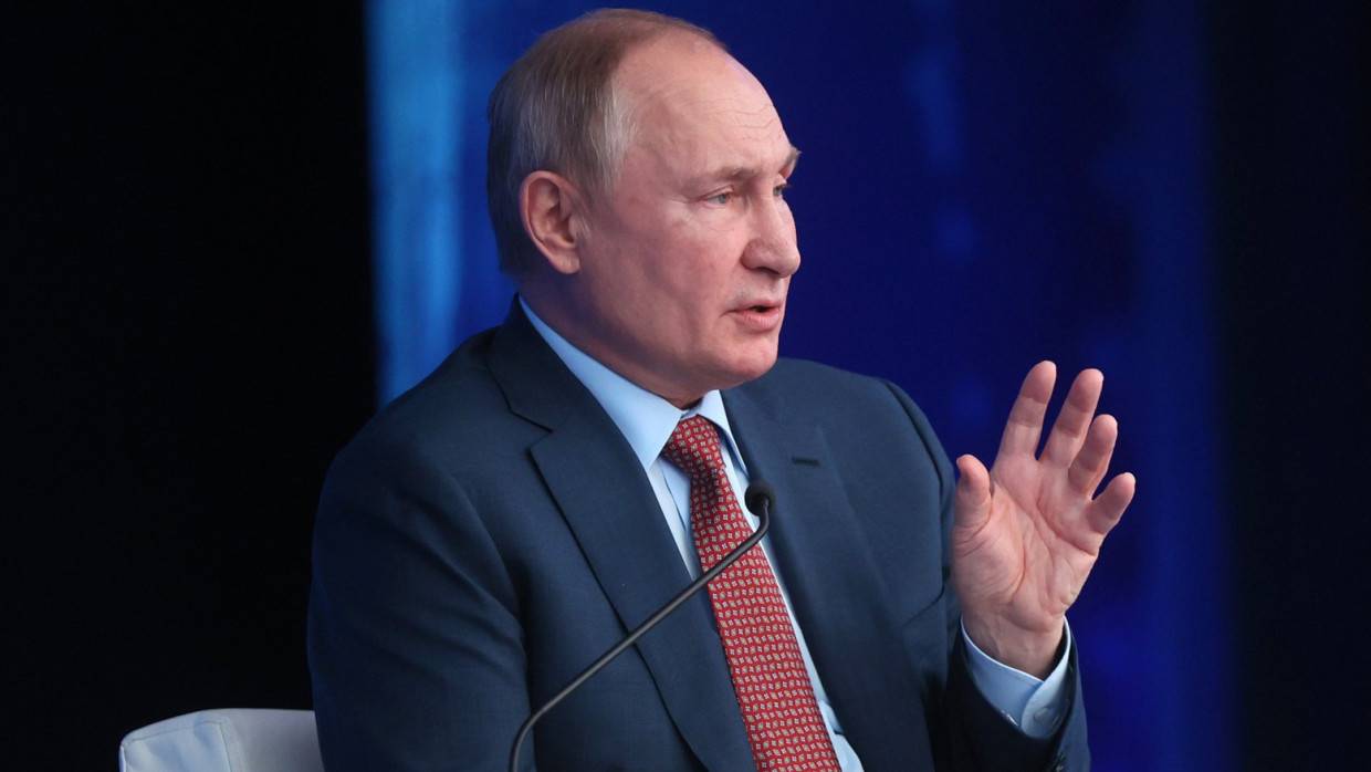 Экономист Хазин связал перемены в политике России с борьбой Путина с прозападными либералами