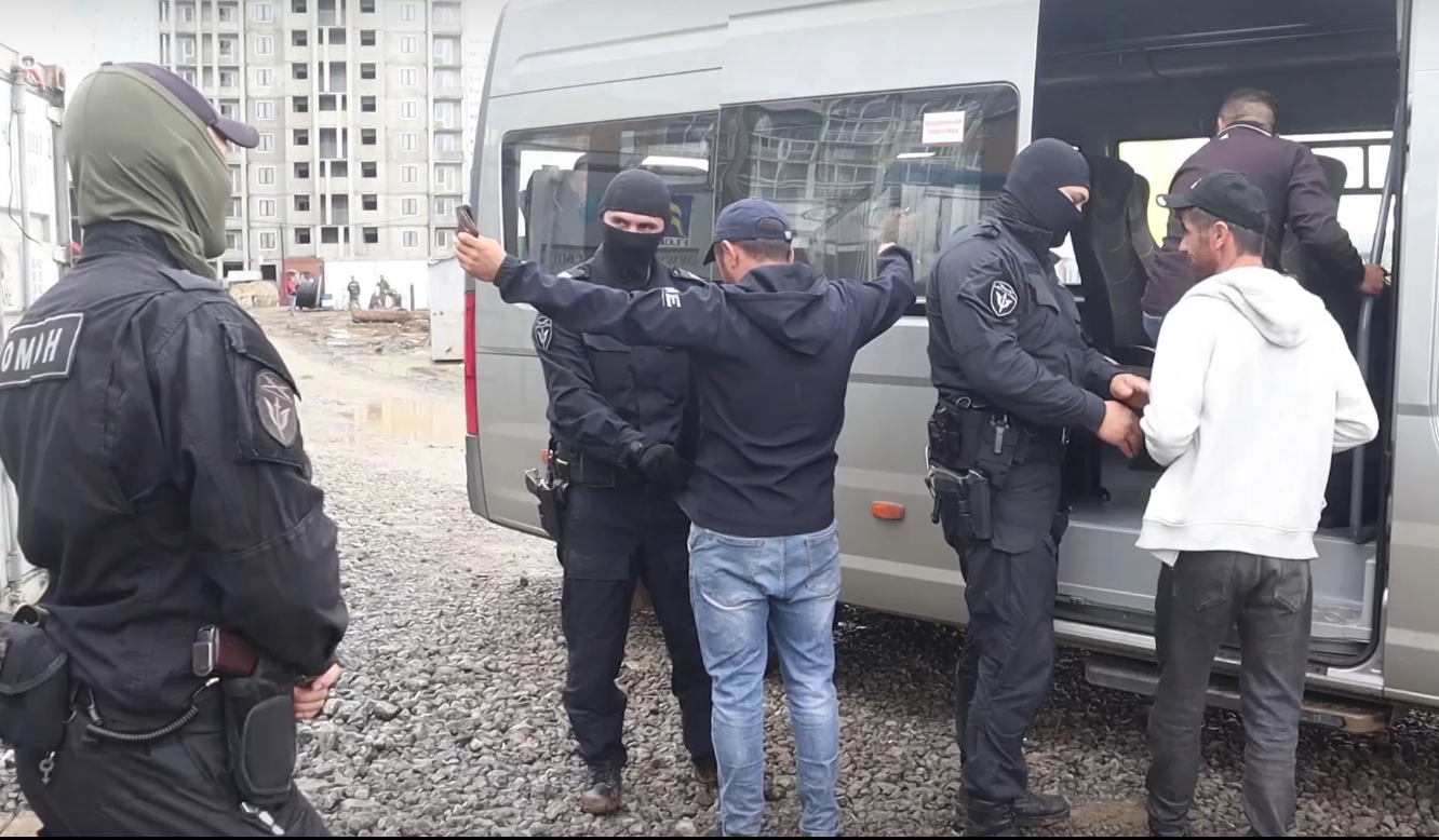 Облавы на мигрантов: челябинская полиция и ФСБ нагрянули на стройки