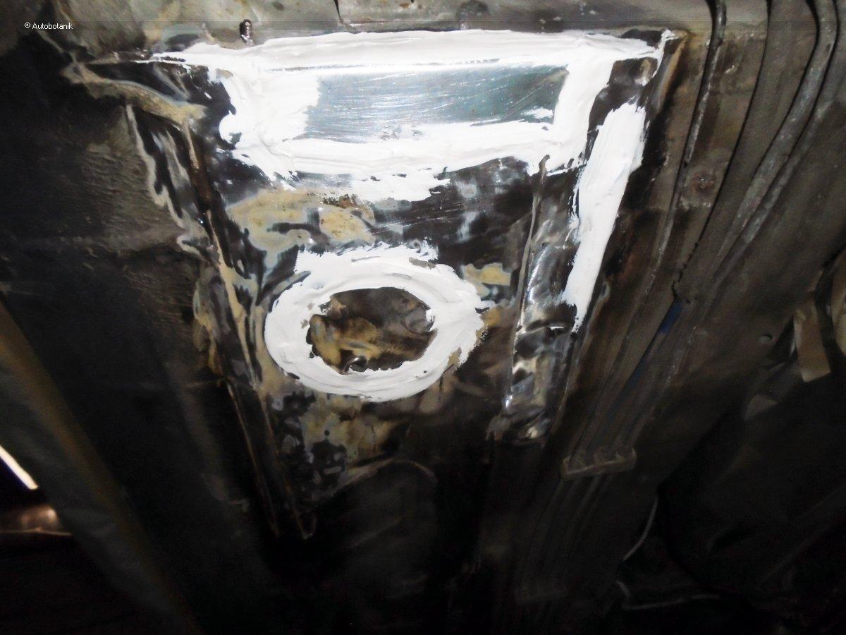 Свежий весенний цвет на старый кабриолет Свежий весенний цвет на старый кабриолет авто и мото