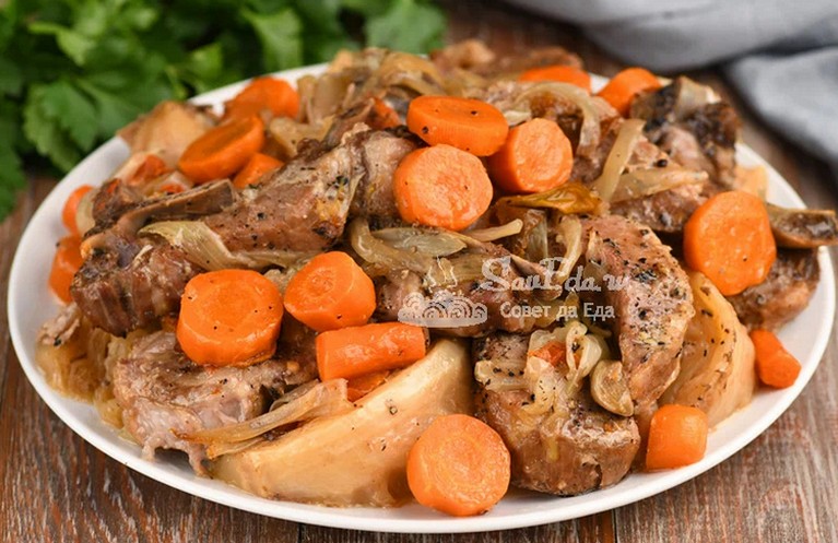 Мясо на кости с капустой в духовке (одно из самых простых в приготовлении блюд)