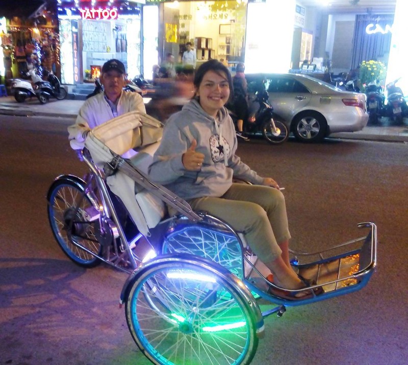 А еще она светится велорикша, велосипед, дети, покатушки, рикша, транспорт