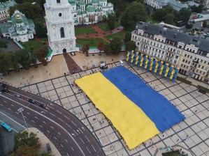 Люди Тимошенко в Киеве развернули самый большой жовто-блакитный флаг в мире
