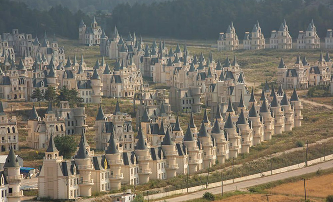 Город-призрак в Турции: заброшенные замки, в которых никто не живет. Видео Город-призрак в Турции: заброшенные замки, в которых никто не живет. Видео проекта, комплекс, Babas, замков, остается, приезжают, долине, Некоторые, ролики, собирают, просмотров, тысячи, одинаковыми, публикации, социальных, сетях, делают, популярным, среди, любителей