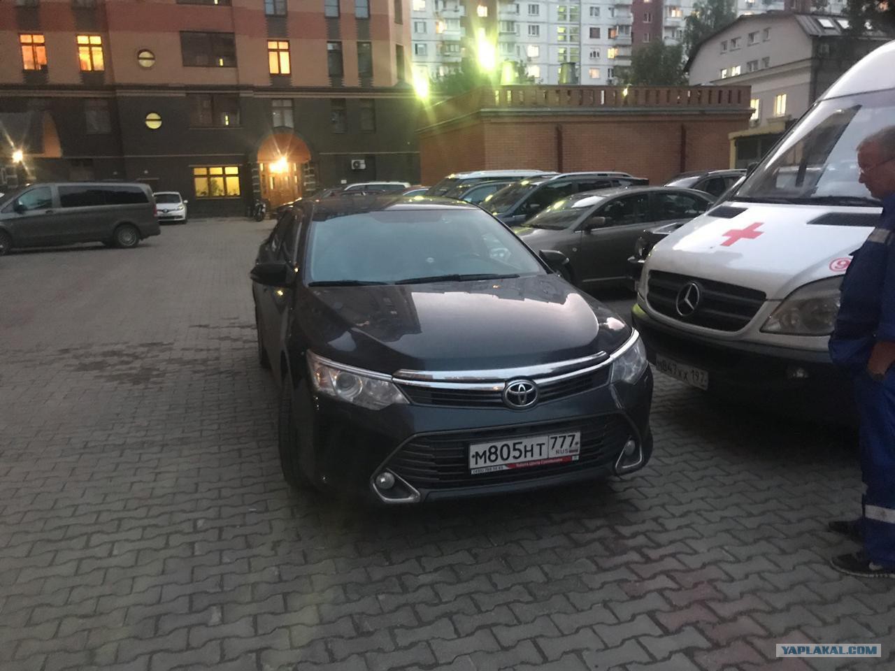 Король жизни не выпускал скорую помощь из двора авто и мото,автоновости,Россия