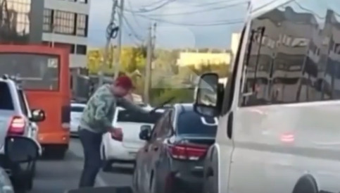 В Рязани сняли на видео конфликт двух водителей