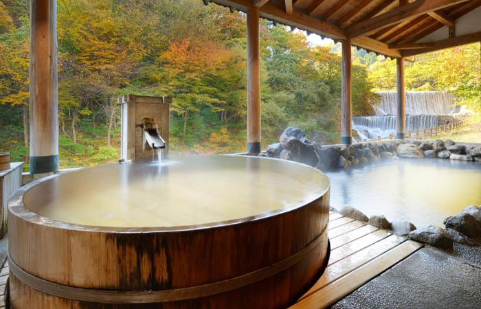 Горячая вода помогает в быстром очищении кожи. / Фото: agoda.com Горячая вода помогает в быстром очищении кожи. / Фото: agoda.com
