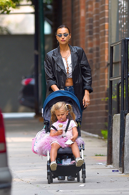 Уличный стиль знаменитости: Ирина Шейк в кроп-топе на прогулке с дочерью Леей в Нью-Йорке Уличный стиль знаменитости: Ирина Шейк в кроп-топе на прогулке с дочерью Леей в Нью-Йорке Звездный стиль