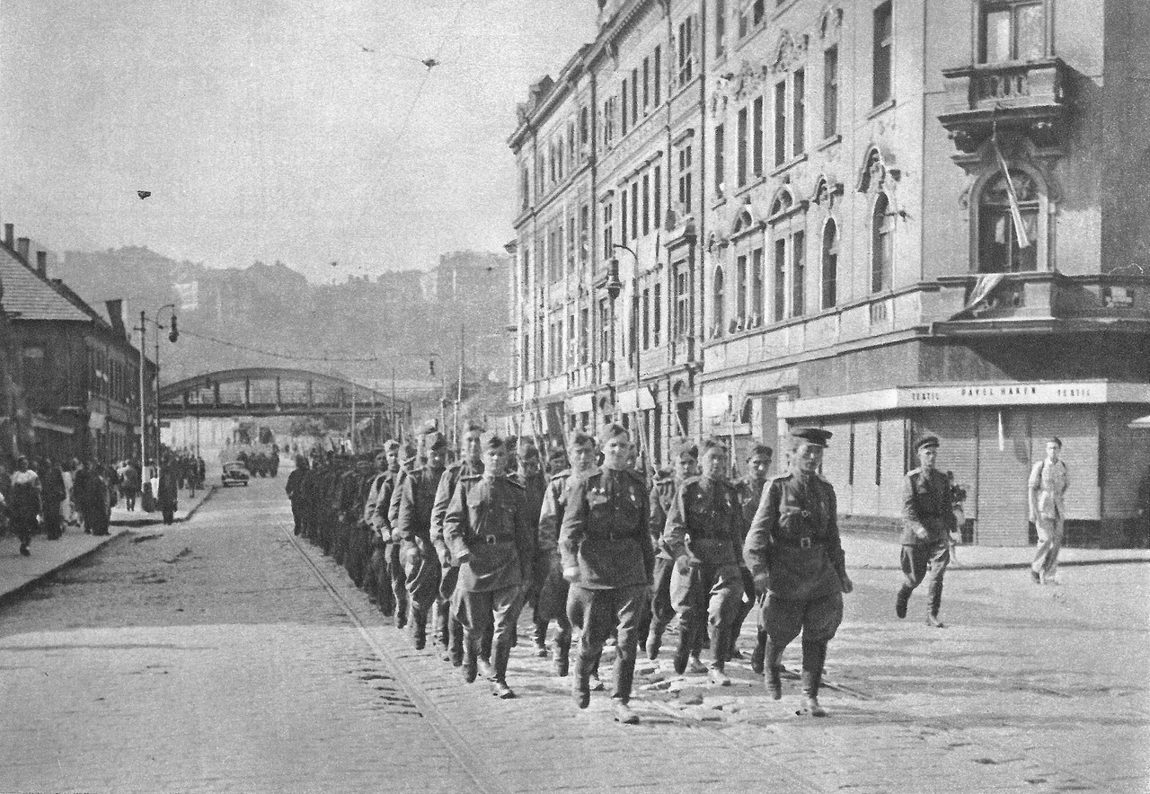 "Зверства" советских солдат в Чехословакии. Великая отечественная война,всемирная история,история России