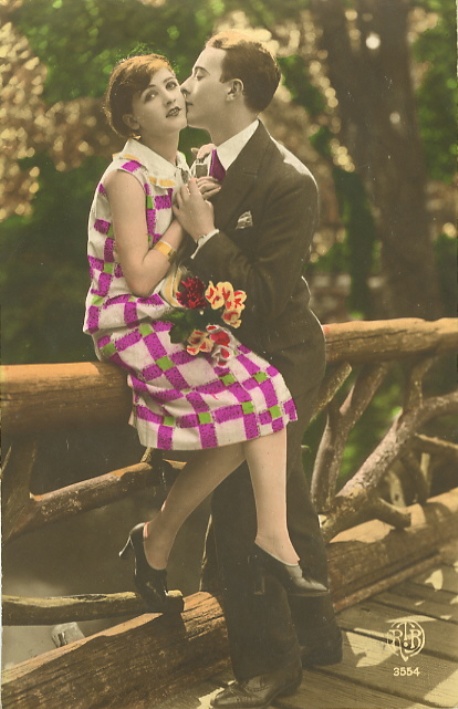 Ретро романтика: Любовь в винтажных фотографиях и открытках фотография