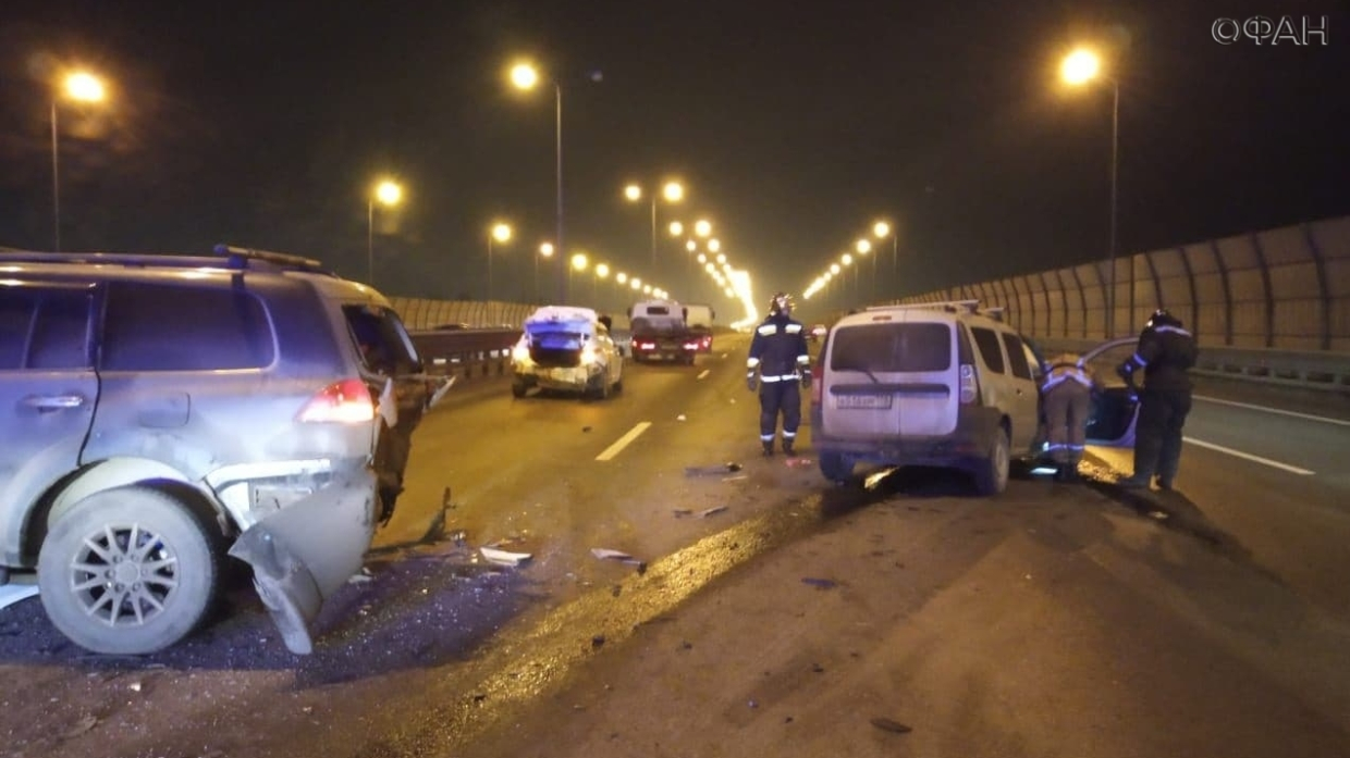 Восемь машин столкнулись на КАД в Петербурге, есть пострадавшие