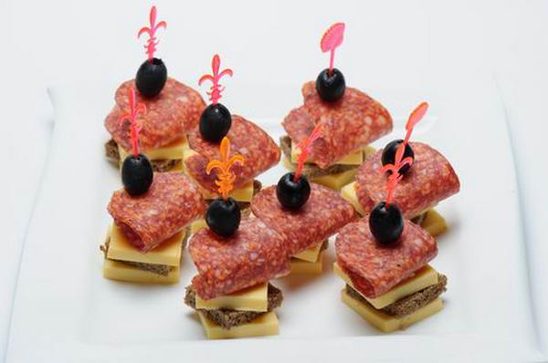 бутерброды на шпажках