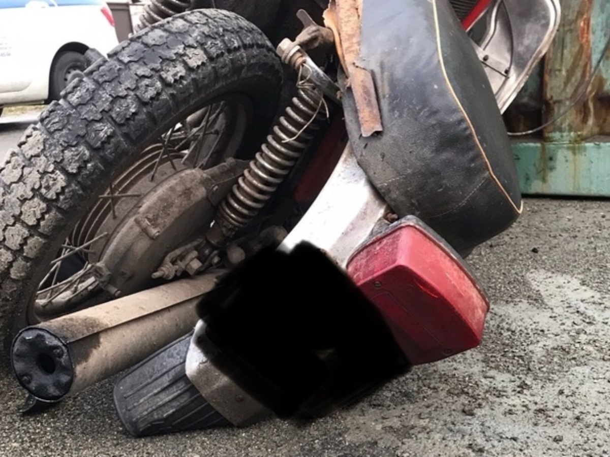 Мотоциклист залетел под колеса легкового автомобиля в Челябинске