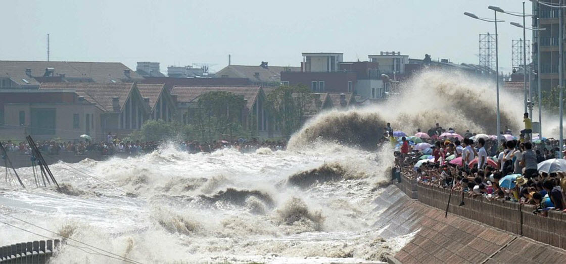 Волна прорыва и катастрофическое наводнение. Цяньтан приливная волна. Река Цяньтан приливная. Прорыв плотины на реке Цяньтан. Прорыв дамбы Хуанхэ.