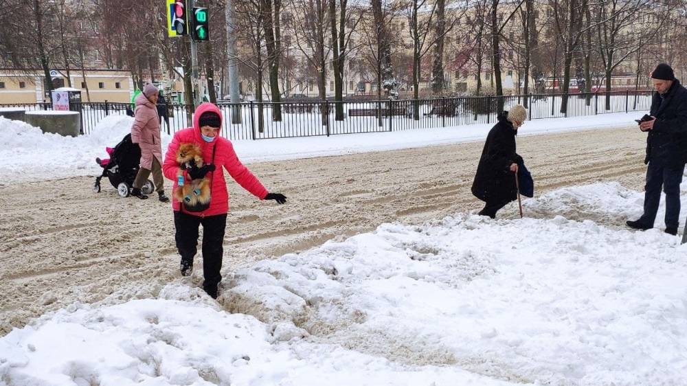 Страшно ходить по улице: в Петербурге из-за бездействия коммунальщиков растет число жертв гололеда Общество