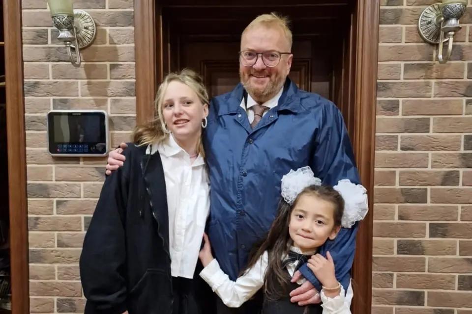 Из шестерых детей трое приемные: что известно о семье депутата Виталия Милонова, оскорбившего Викторию Боню Милонов, Милонова, детей, Виталия, Виталий, семье, депутат, после, активно, известно, депутата, шестерых, СанктПетербурга, уходит, человек, тесть, Именно, супруги, женой, ребенок