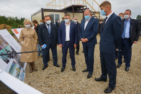 Николай Цуканов и Алексей Текслер на строительстве новой инфекционной больницы