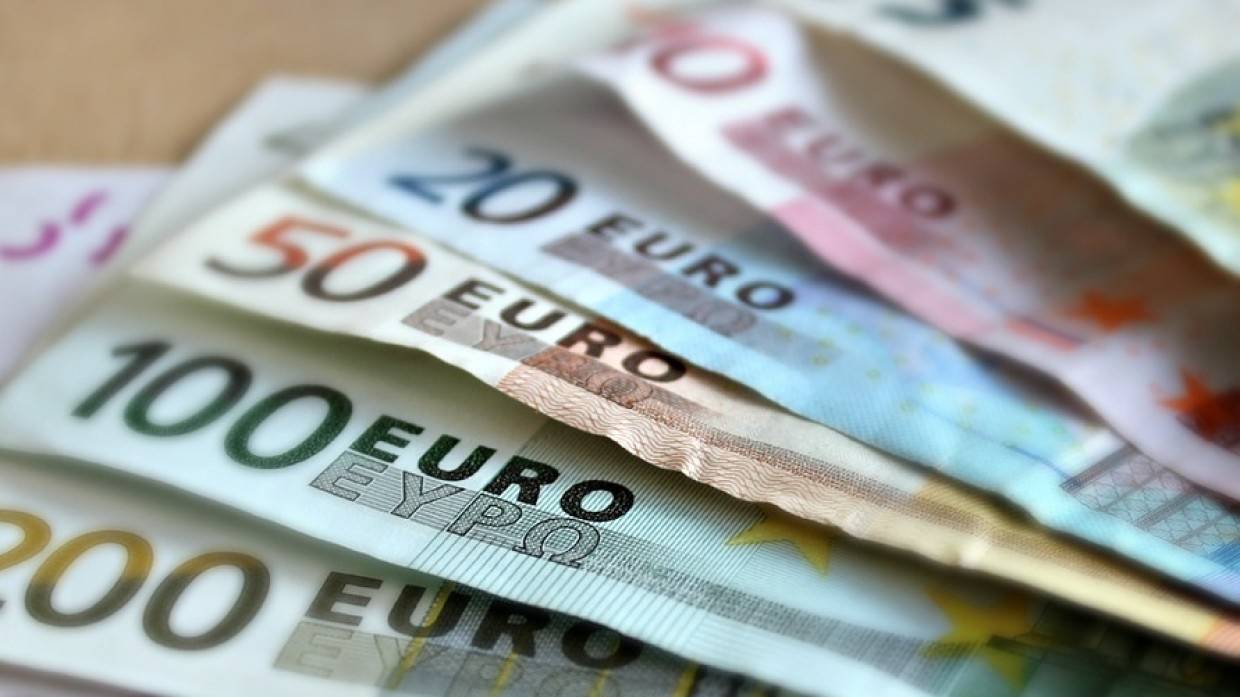 Финансист Зайцева: евро слабеет из-за мягкой денежно-кредитной политики ЕЦБ