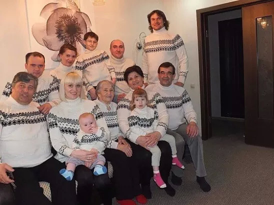 Бабуля связала на всю семью)
