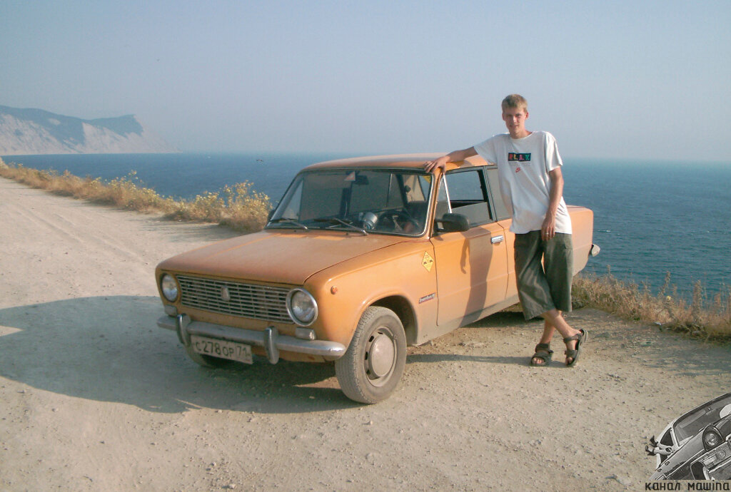 Мемы про жигули. Мужчина на жигулях. Сельские машины. Старая обшарпанная копейка с весёлым водителем. Едем на копейке мы с моей.
