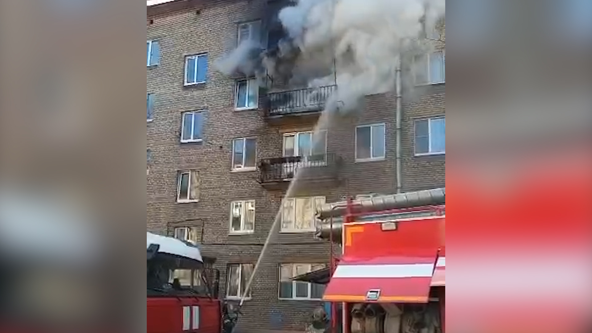 Пожар спб сейчас приморский. Пожар в Санкт-Петербурге сейчас в Приморском районе. В Зуе сгорел дом.