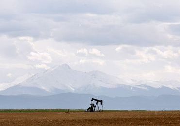 n oil derrick can be seen in a field near Denver, Colorado May 16, 2008. REUTERS/Lucas Jackson (UNITED STATES)