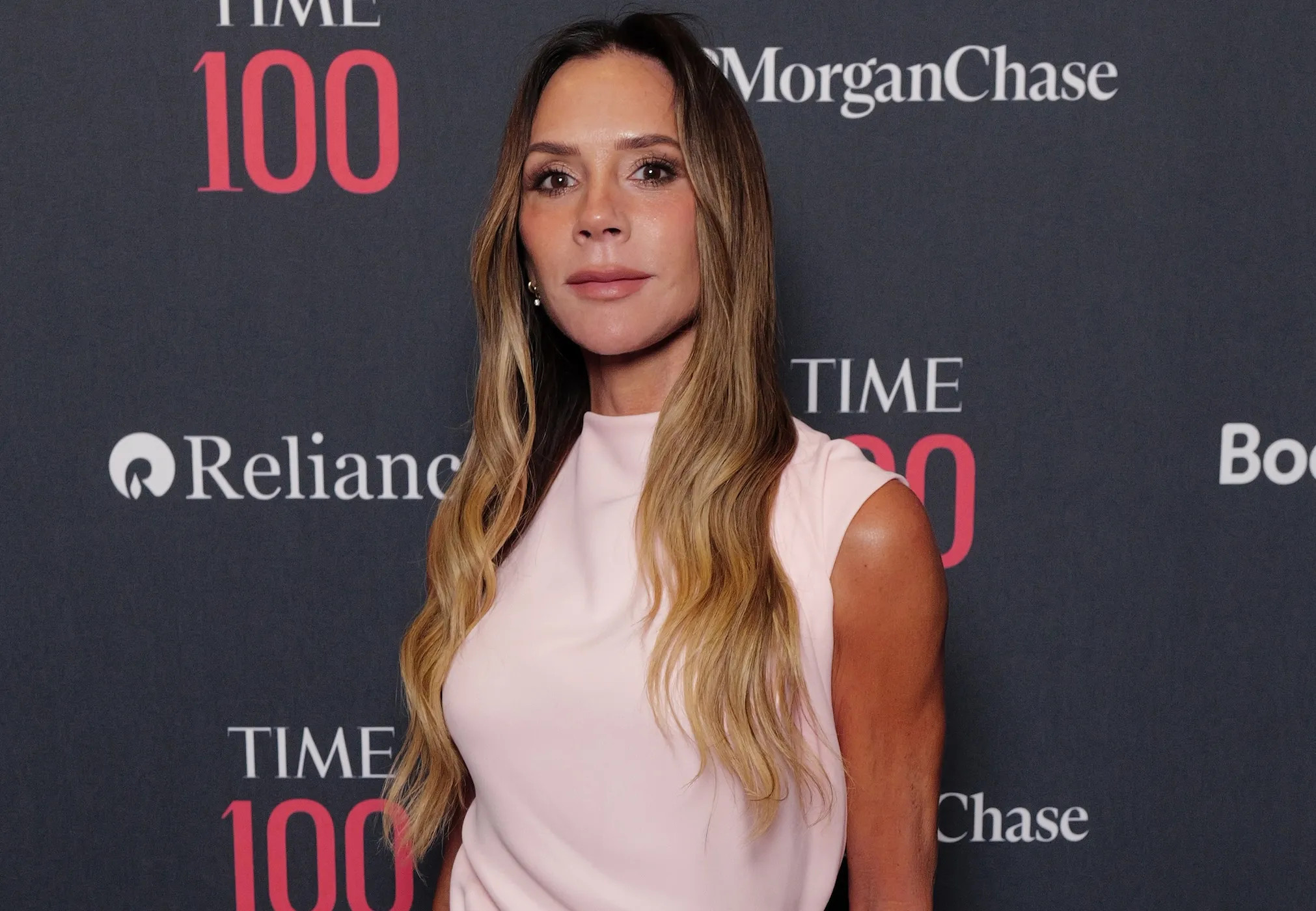 Виктория Бекхэм вышла в свет и рассказала, как справляется с "шумом" вокруг конфликта с сыном Бруклином