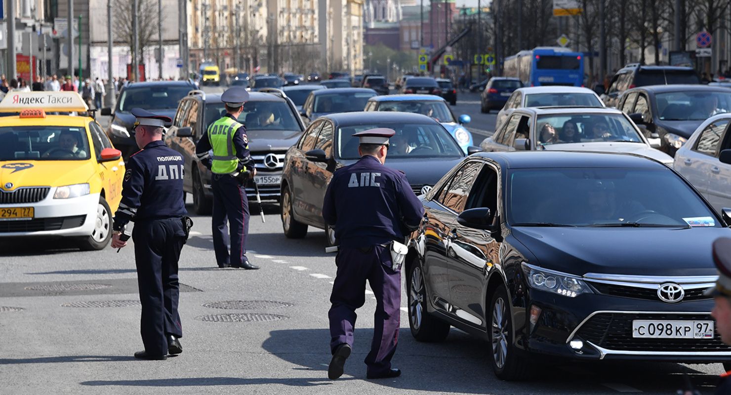 Можно ли уехать, если инспектор остановил авто и долго не подходит? Автограмота